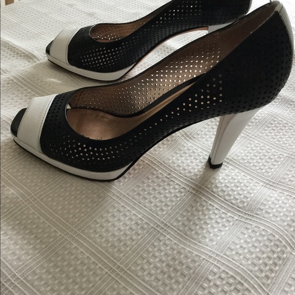 Women’s designer white and black heels. - Picture 2 of 7
